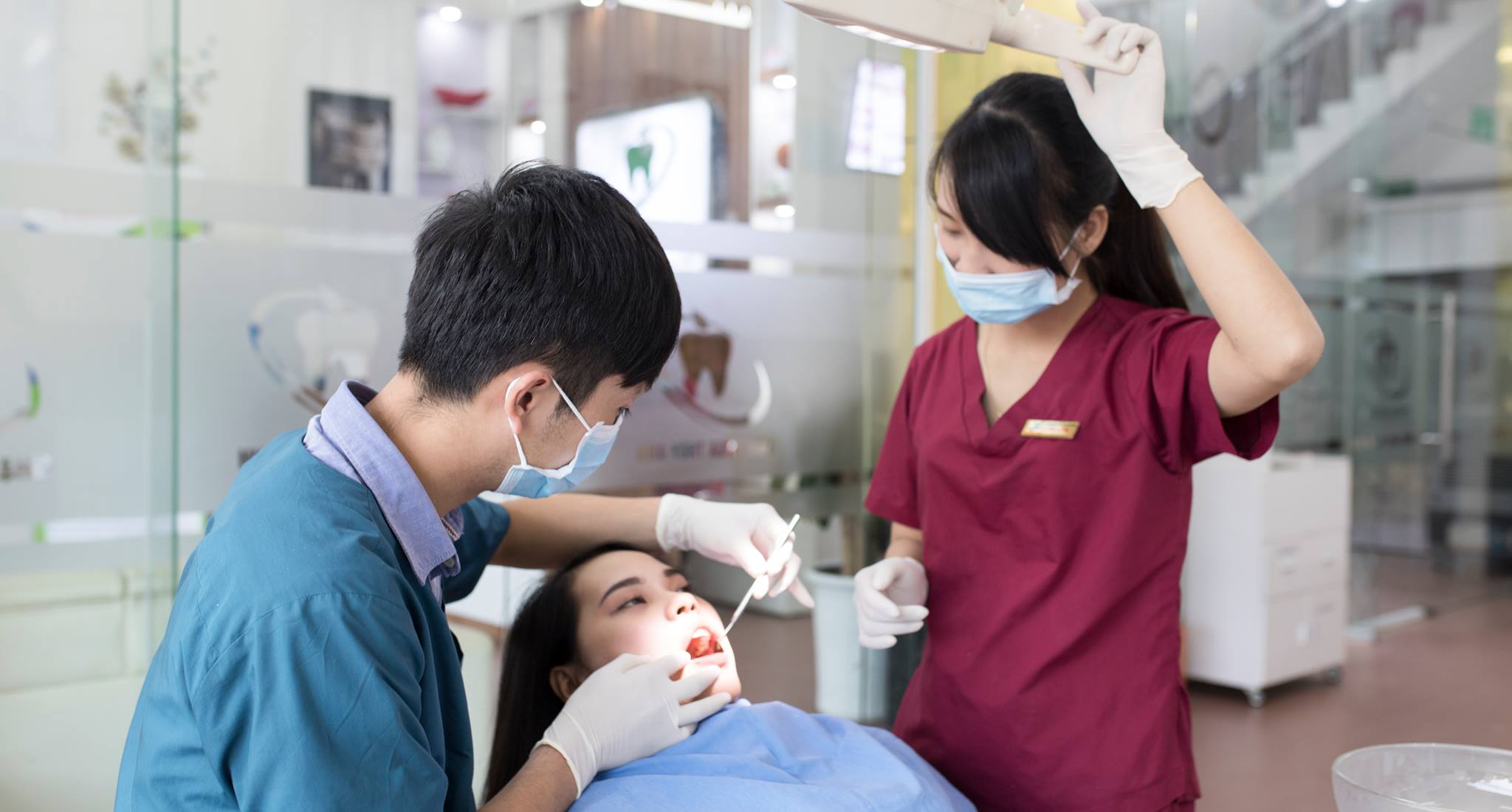 Điều dưỡng nha khoa tiếp nhận và tư vấn cho các bệnh nhân khi đến điều trị răng miệng